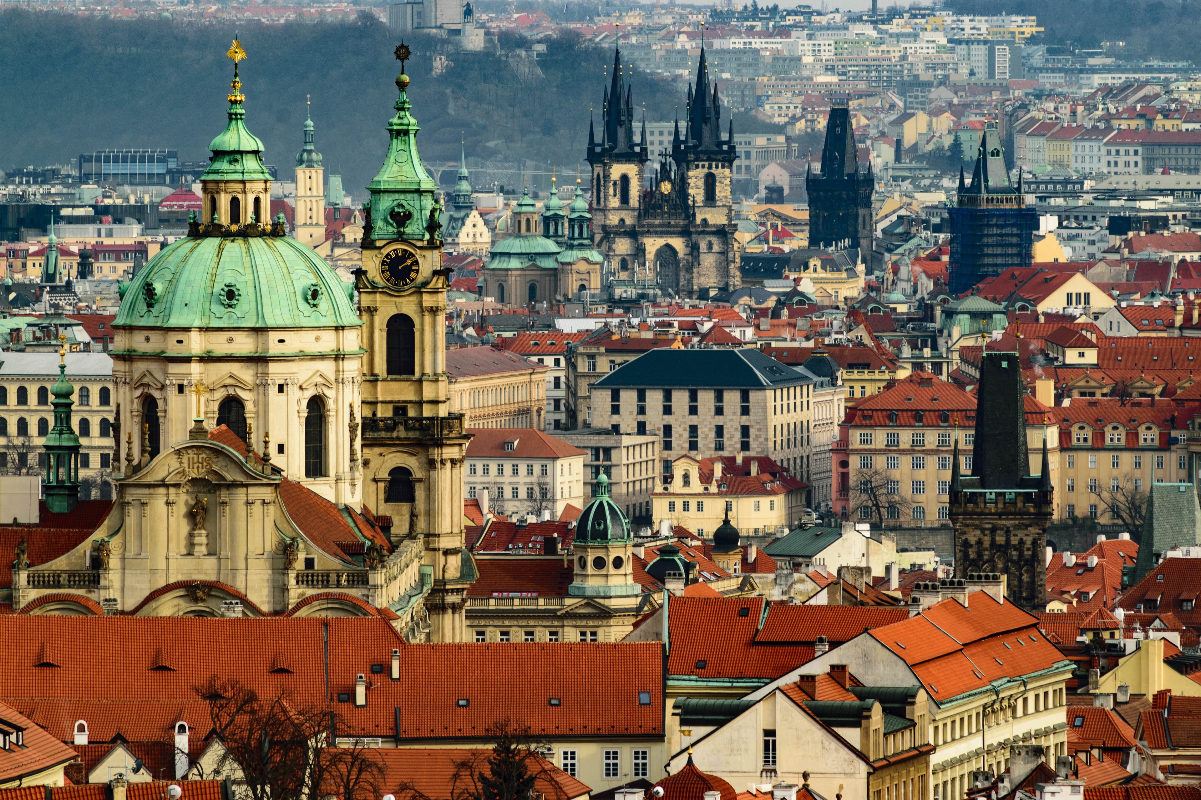 Cover Image for Escapada familiar a Praga: Diversión entre torres y cuentos de hadas